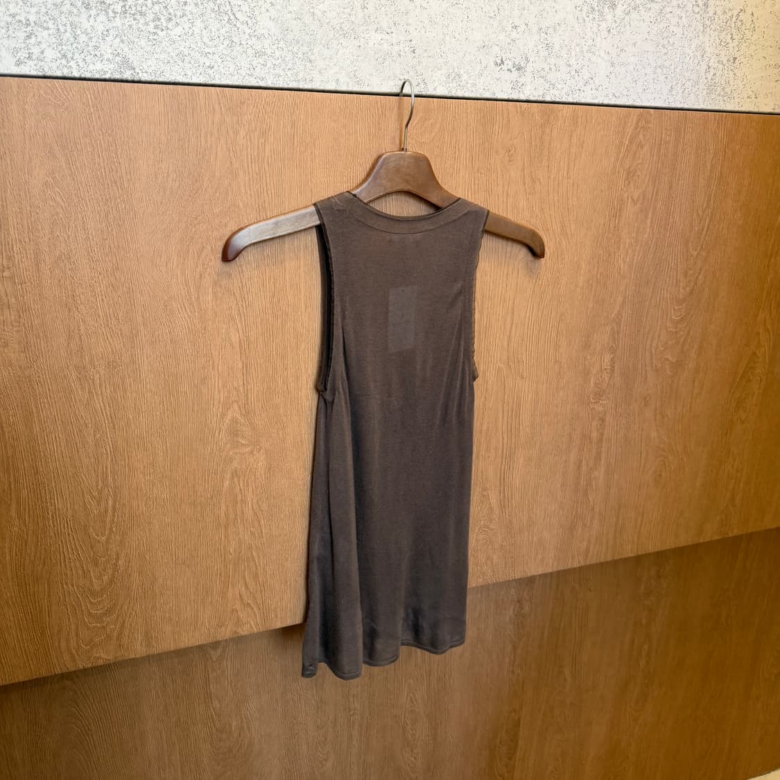 띠어리 슬리브리스 니트 핀턱 플리츠 디테일 루즈핏 브라운 상품이미지5