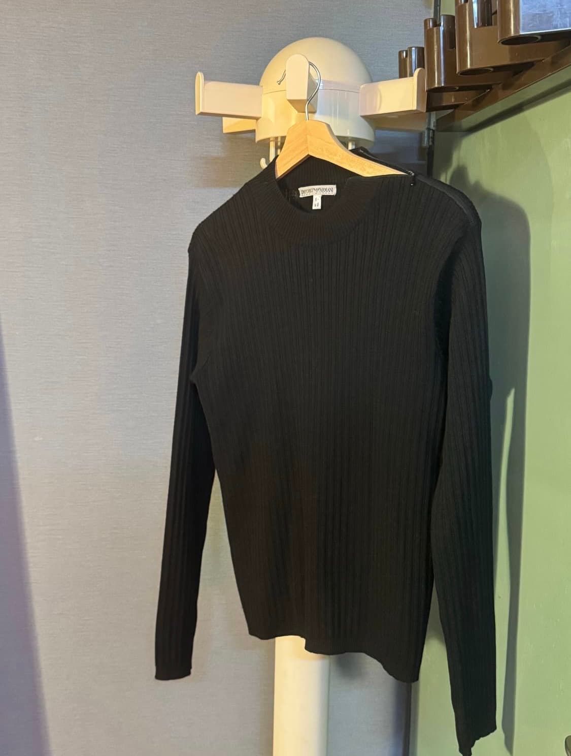 엠포리오 아르마니 어깨 절개 니트 상품이미지1