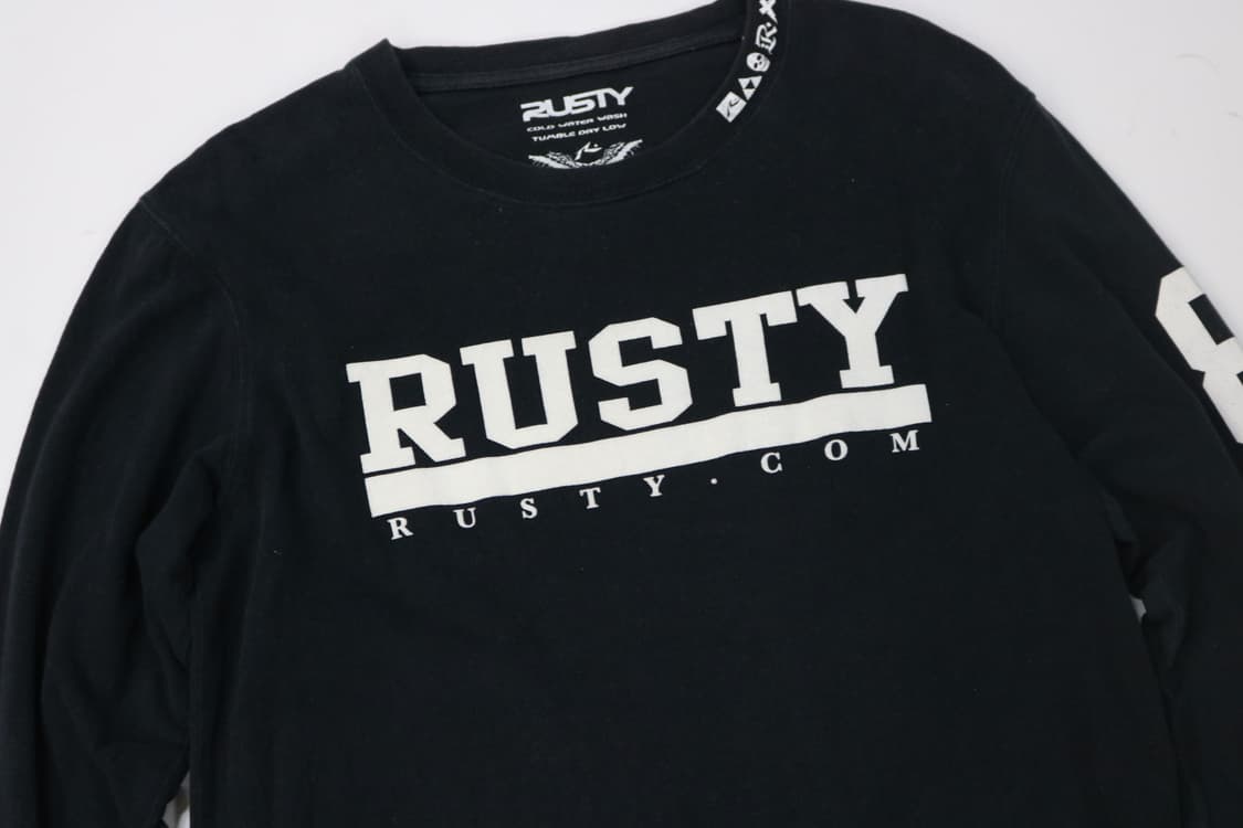 RUSTY 러스티 빈티지 스트리트 넥라인 락시크 프린팅 긴팔티셔츠 상품이미지3