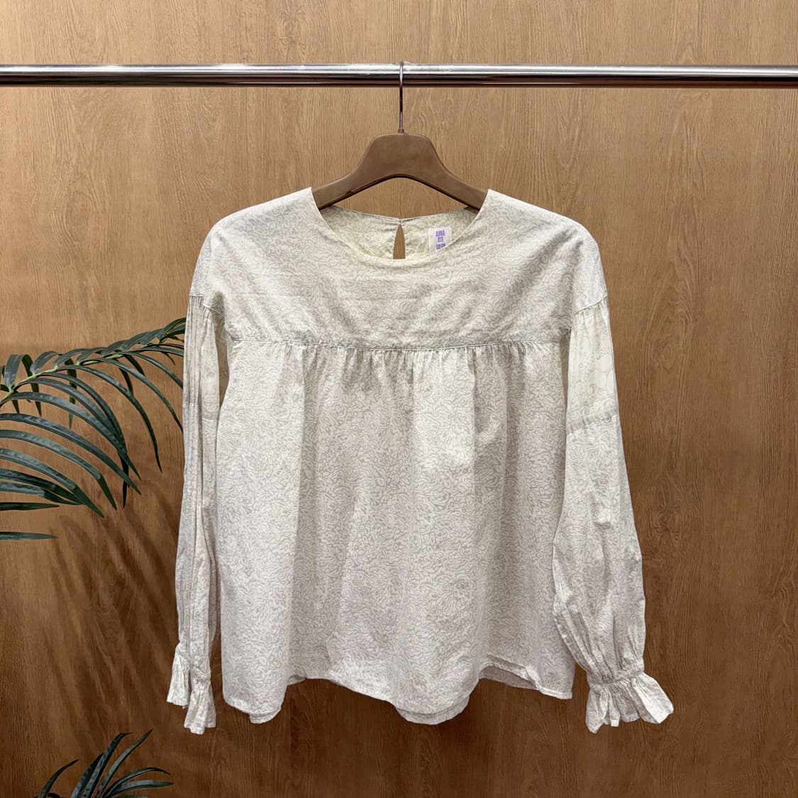 안나수이 유니클로 콜라보 블라우스 셔링 소매 디테일 라운드넥 아이보리 상품이미지1