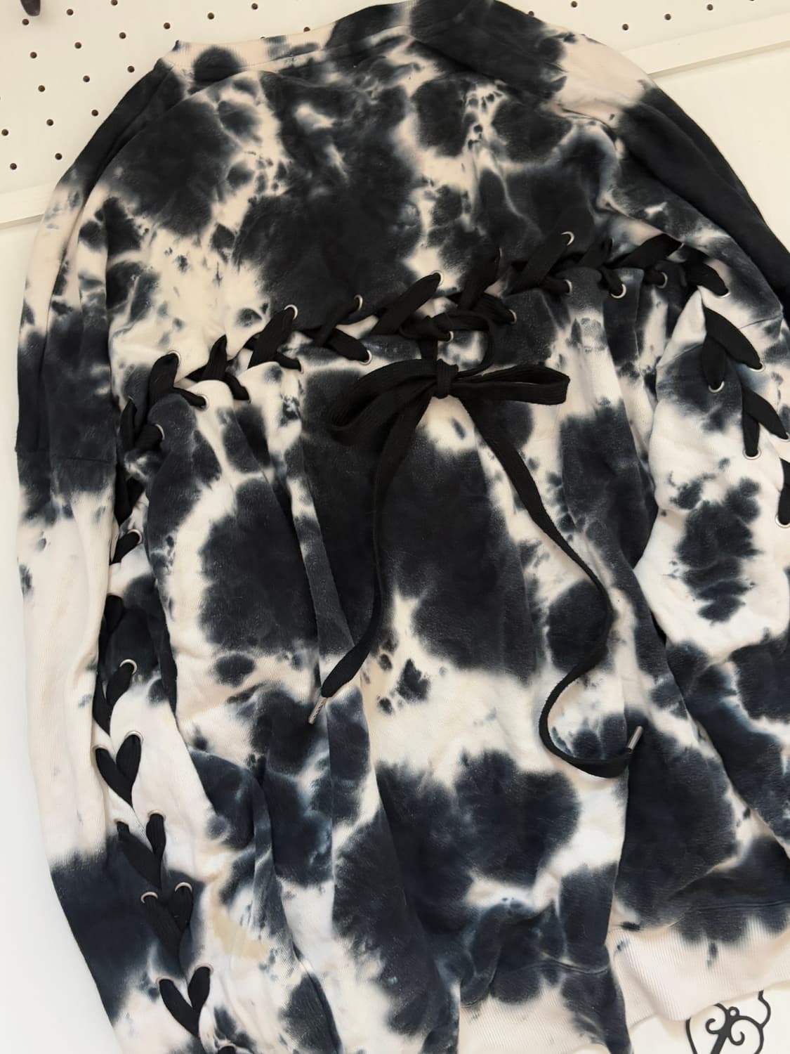 • Navy Tie Dye Back Eyelet sweatshirt 상품이미지1