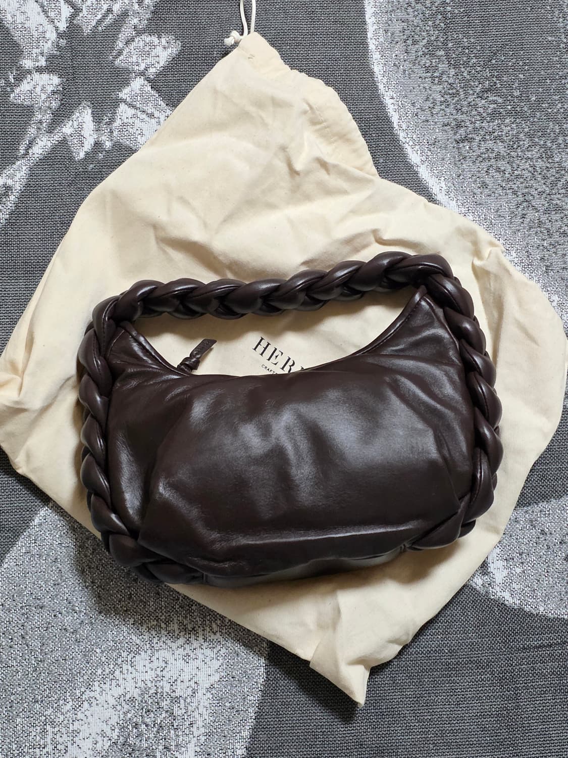 헤레우 에스피가 플레이티드 패디드 숄더백 다크브라운 상품이미지1