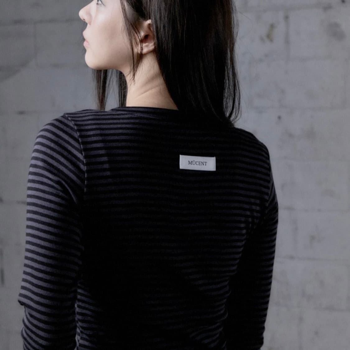 무센트 엠마 브이넥 스트라이프 롱 슬리브 티셔츠 차콜블랙 상품이미지2