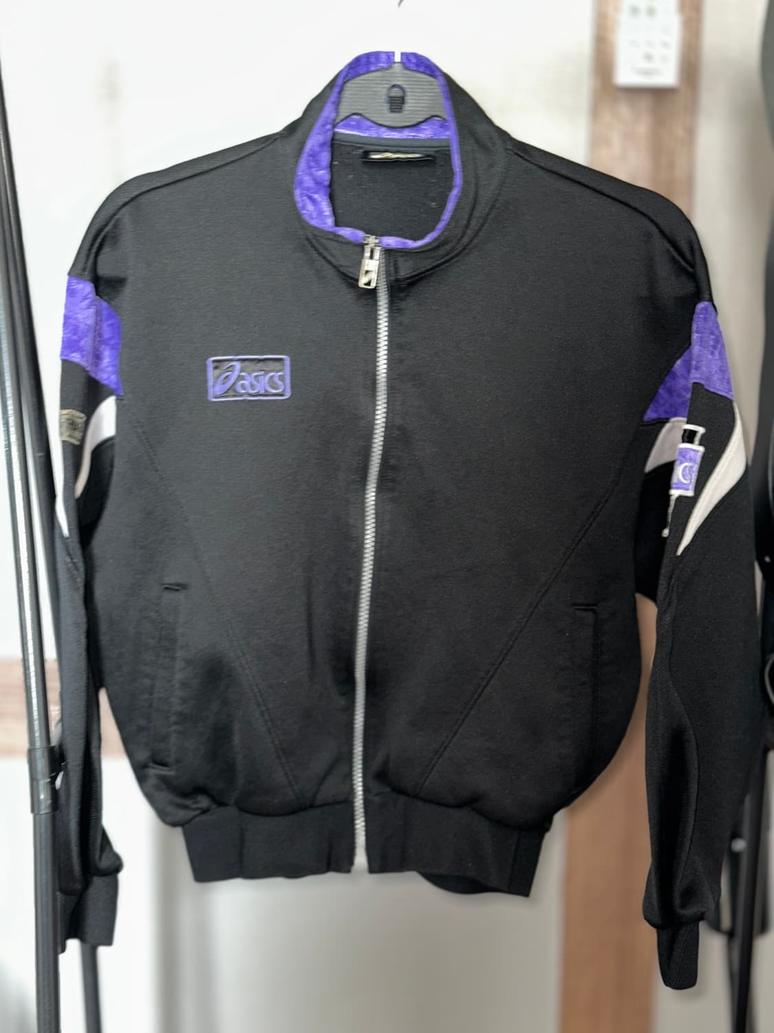 아식스 블랙퍼플 하이넥 크롭 자켓 상품이미지1