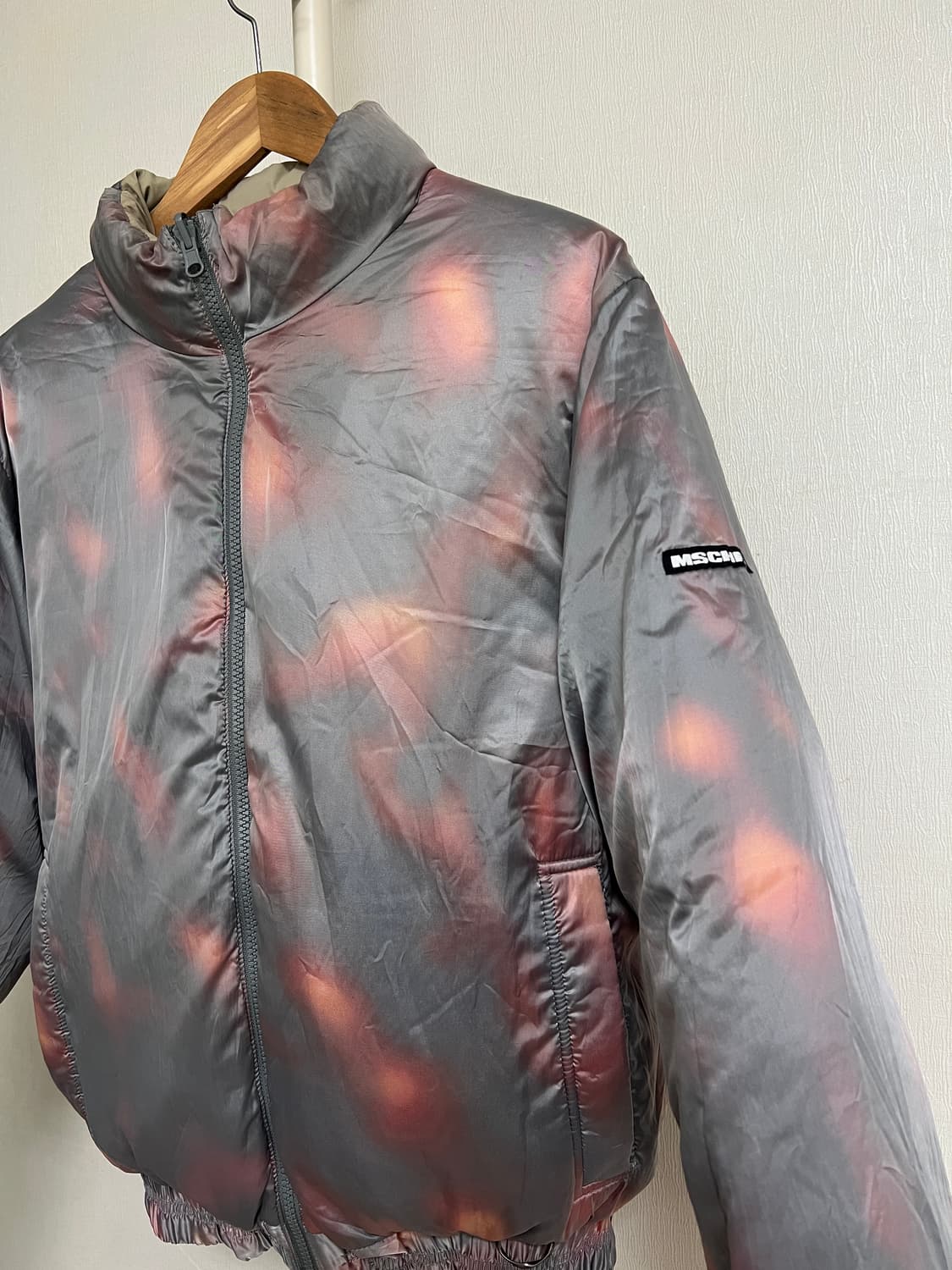 MSCHF 미스치프 로고 자수 크롭 숏패딩 Beige 상품이미지7