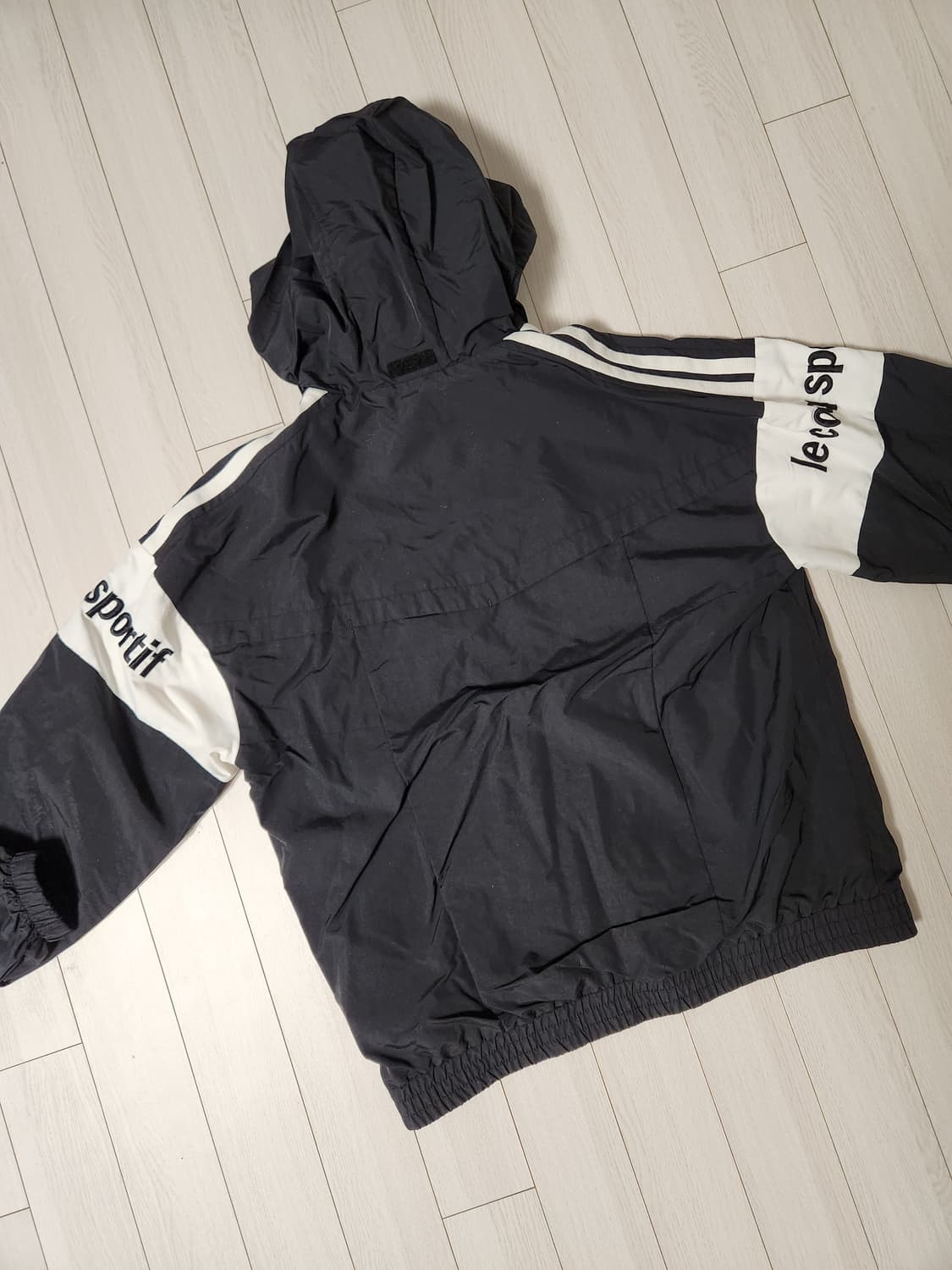 새상품급)르꼬끄 우븐 바람막이 사이즈L


오염 하자 없이 깨끗해요^^
 상품이미지8