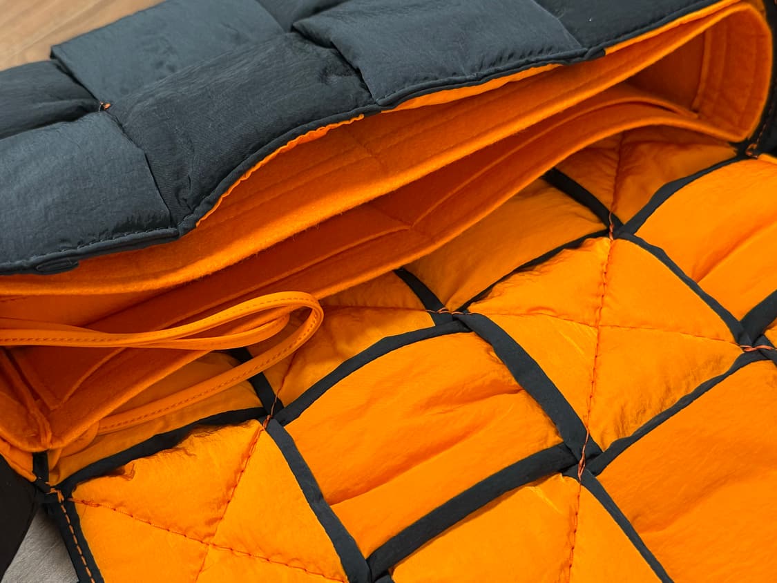 보테가베네타 패디드 카세트 백 (패딩 카세트백) 블랙 파파야 상품이미지2