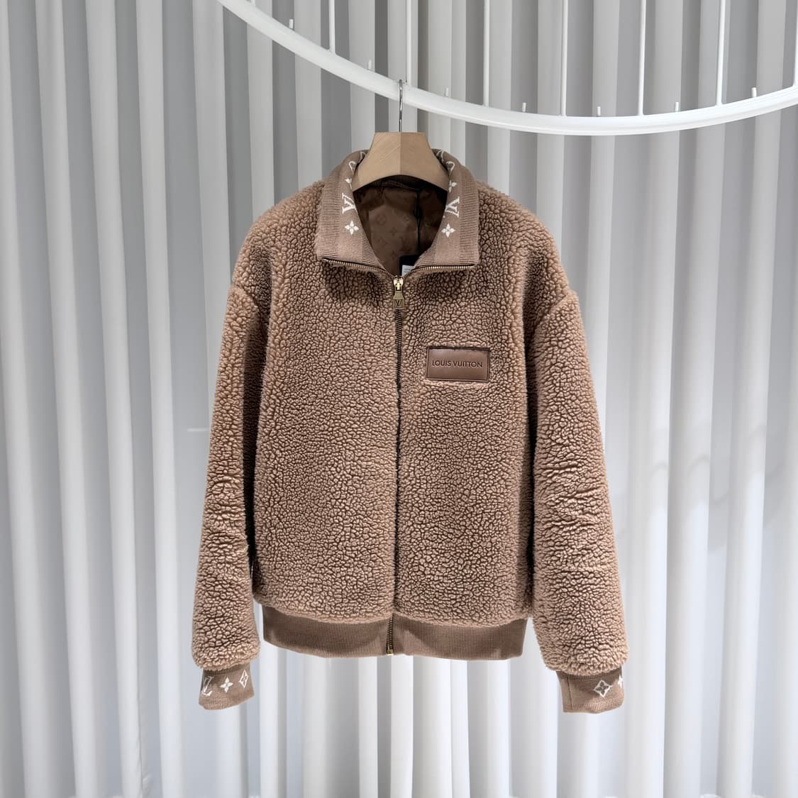 (A+/XL) / 루이비통 레더 패치 플리스 블루종 봄버 자켓 샌드 상품이미지1