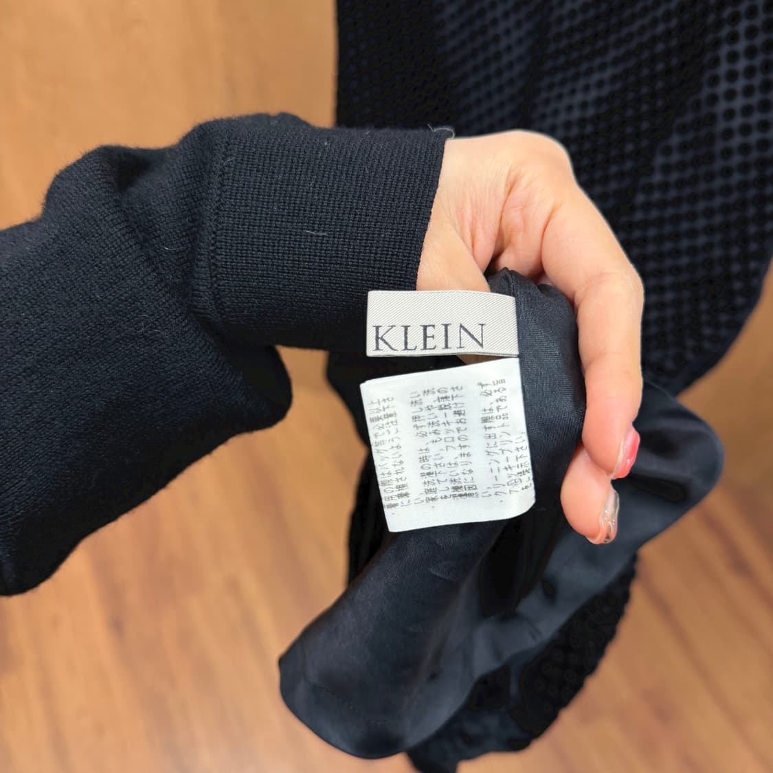 앤클라인 슬리브리스 롱 원피스 드레이프 넥 도트 벨벳 텍스처 디테일 블랙 상품이미지7