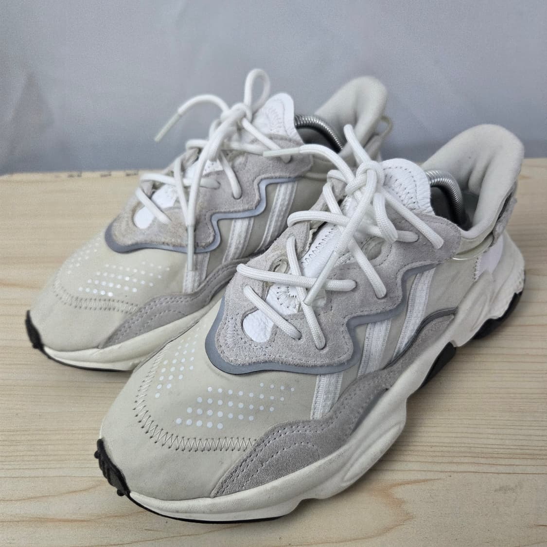 230 아디다스 오즈위고 런닝화 베이지화이트 운동화 상품이미지1