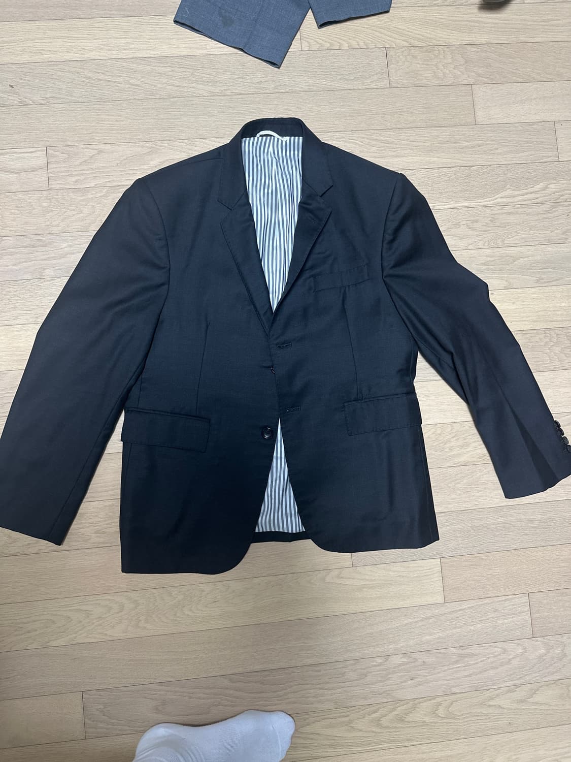 베베옴므 톰브라운맛 차콜 수트  상품이미지1