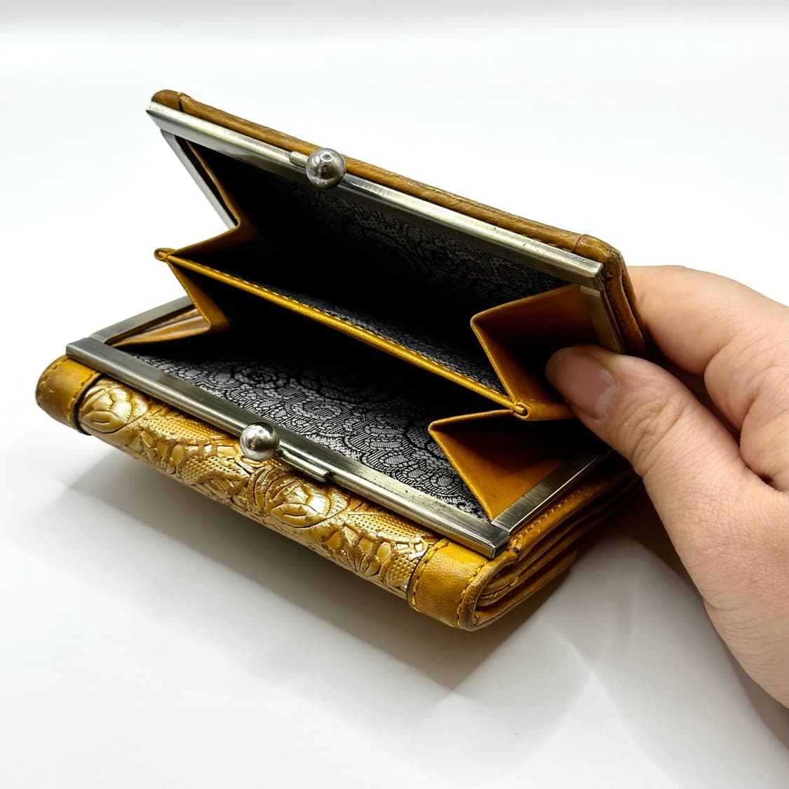 Annasui yellow ochre wallet. 상품이미지2