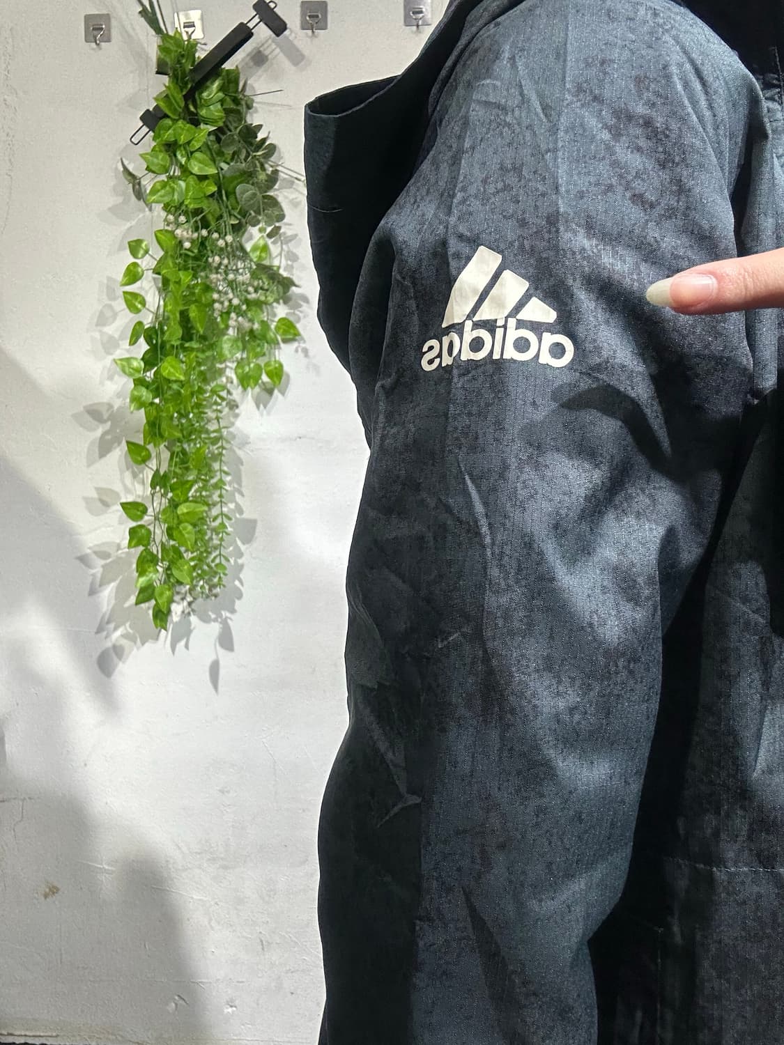 아디 차콜 패턴 후드 바람막이 자켓 상품이미지4