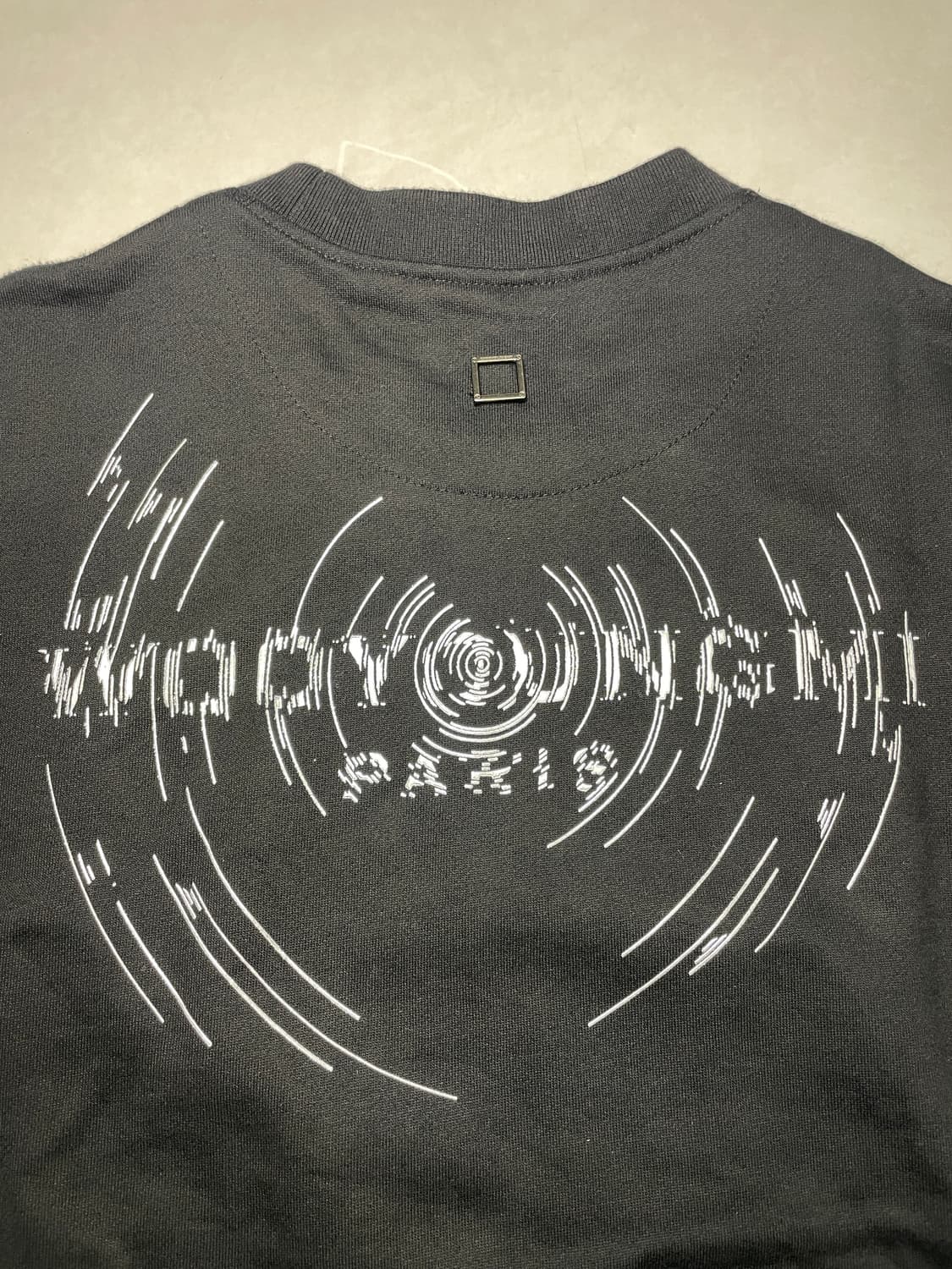 우영미 웨이브 그래픽 백로고 스웻셔츠 블랙 24FW 상품이미지3