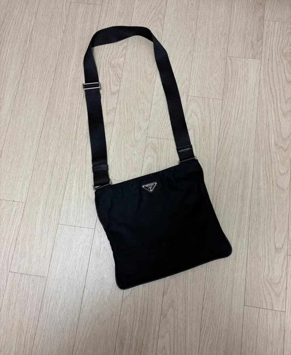 프라다 나일론 크로스백 상품이미지1