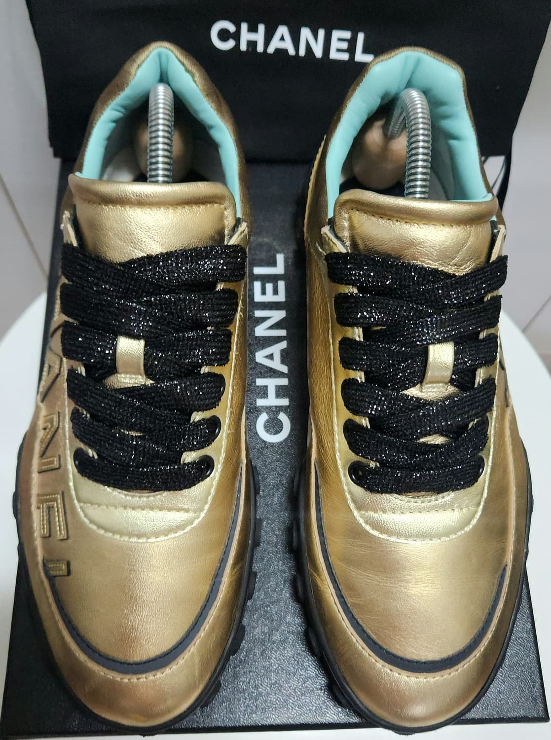 [정품 ) 샤넬 스니커즈 운동화 CC로고 골드/블랙 뒤급 크로커다일 가죽 상품이미지1