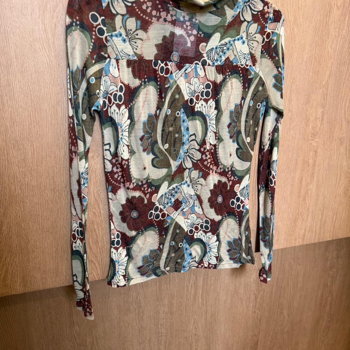 빈티지 터틀넥 티셔츠 플로럴 페이즐리 패턴 프린팅 디테일 슬림핏 버건디 상품이미지4