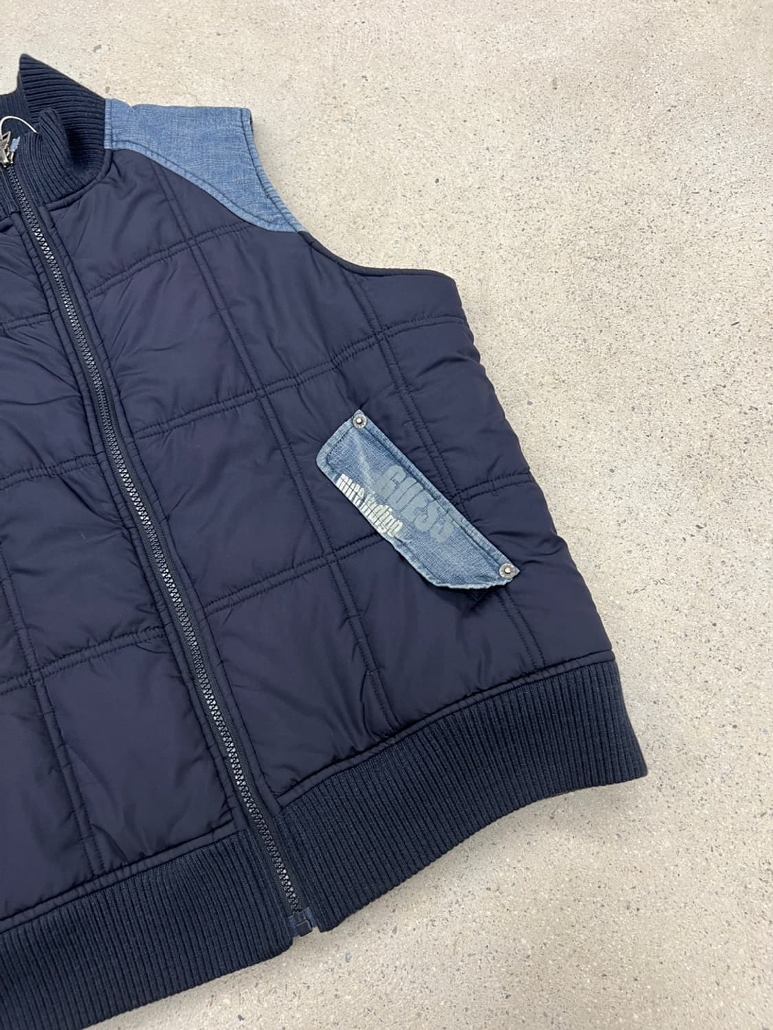 게스 90s 패브릭 믹스 패딩 베스트 상품이미지4