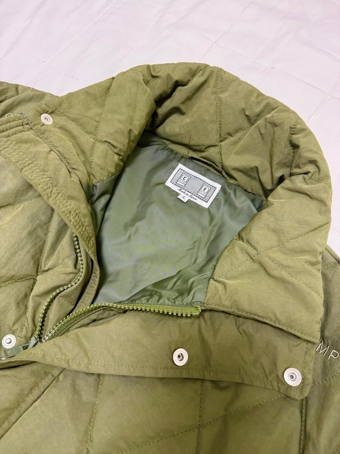 (L)카브엠트 디테치 슬리브 퀼트 자켓 올리브 상품이미지3