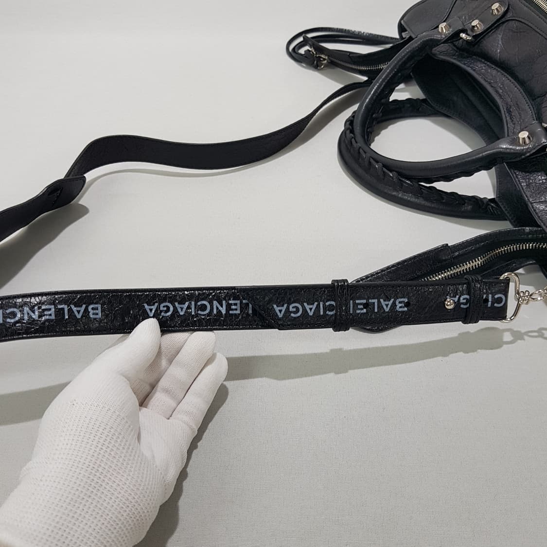 발렌시아가 클래식 모터백 미디움 로고 스트랩  상품이미지7