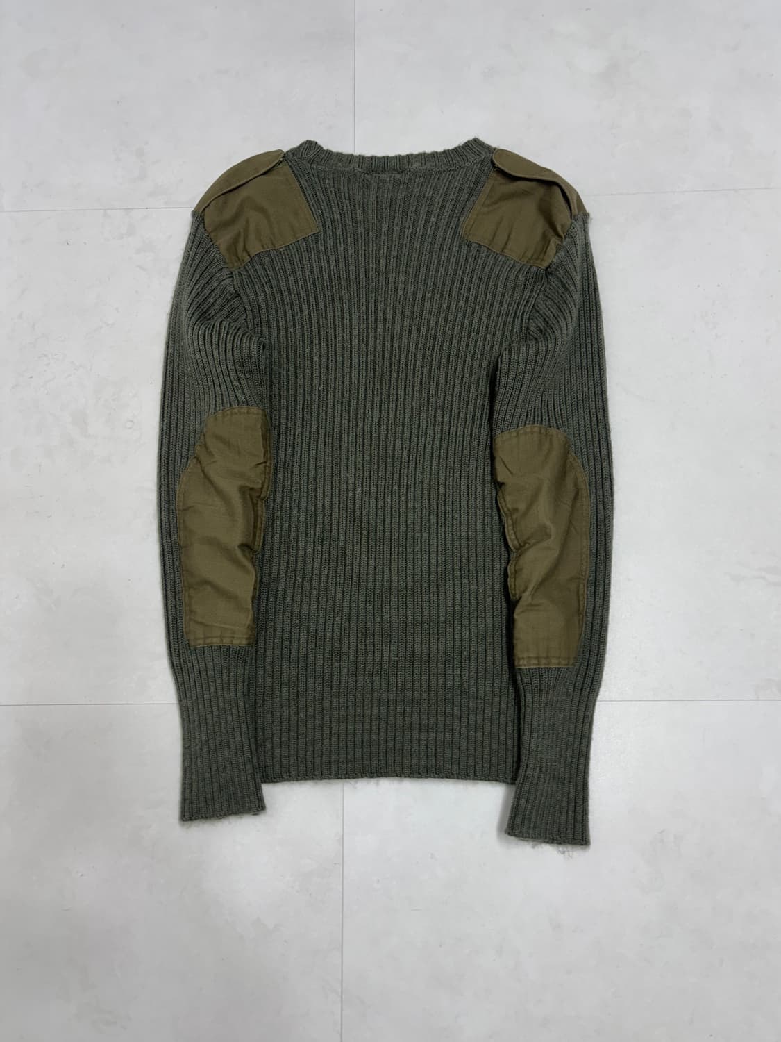 PATCH DETAIL KNIT MILITARY KHAKI 상품이미지10
