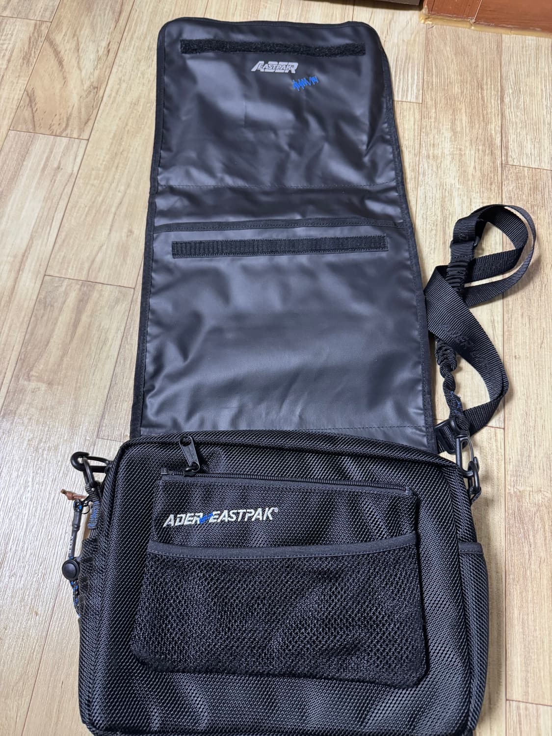 아더에러x이스트팩 숄더백 판매 상품이미지3