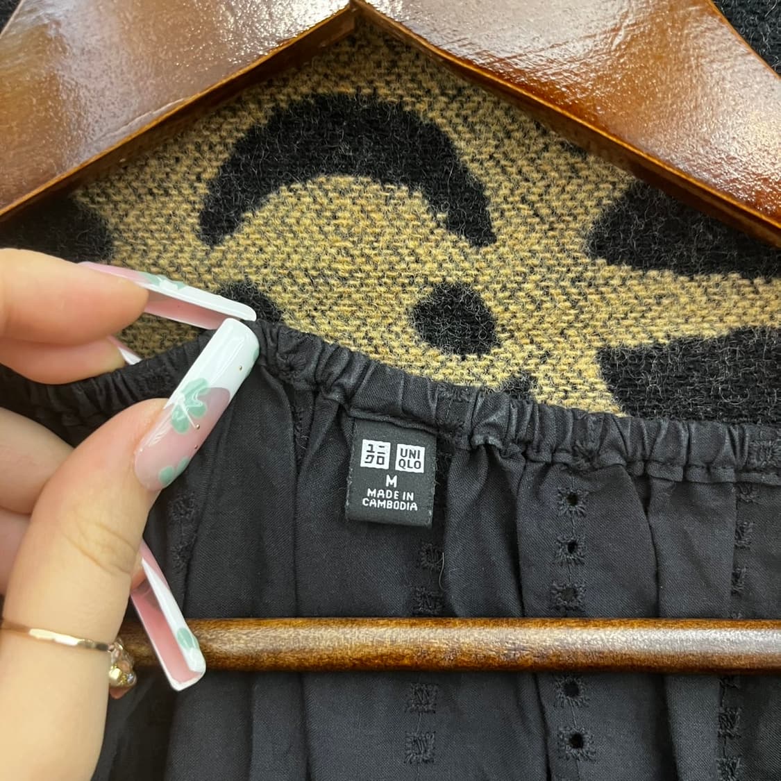 유니클로 엠브로이더리 고스 모리 펀칭 오픈숄더 퍼프 블라우스 K0137 상품이미지5