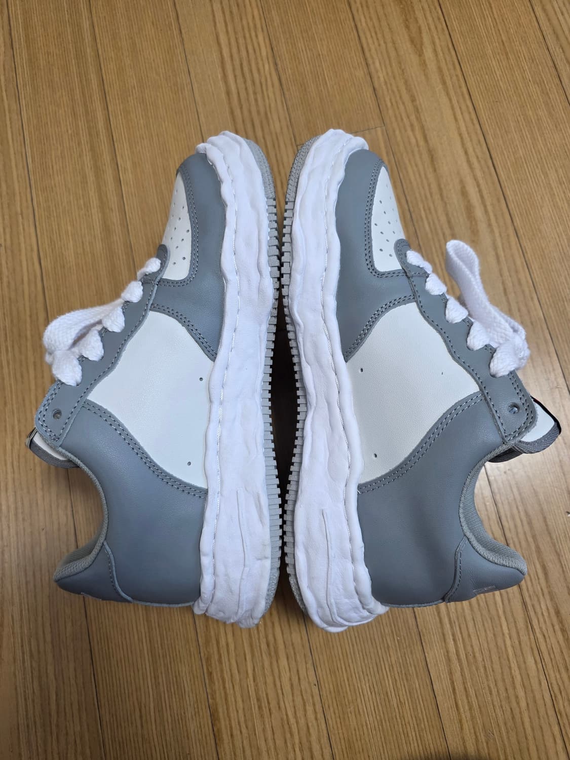 메종 미하라 야스히로 웨인 OG 솔 레더 로우탑 스니커즈 그레이 화이트  상품이미지3