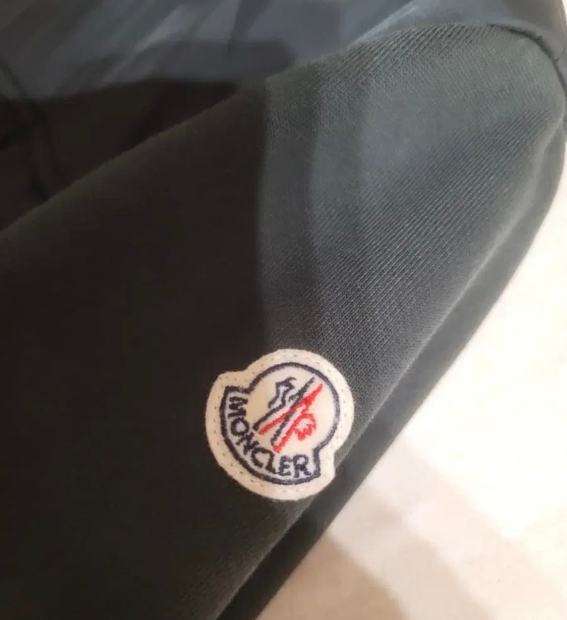 몽클레어 후드 패딩 L 사이즈 하자전혀 없습니다 좋은가격에 판매해요 상품이미지3