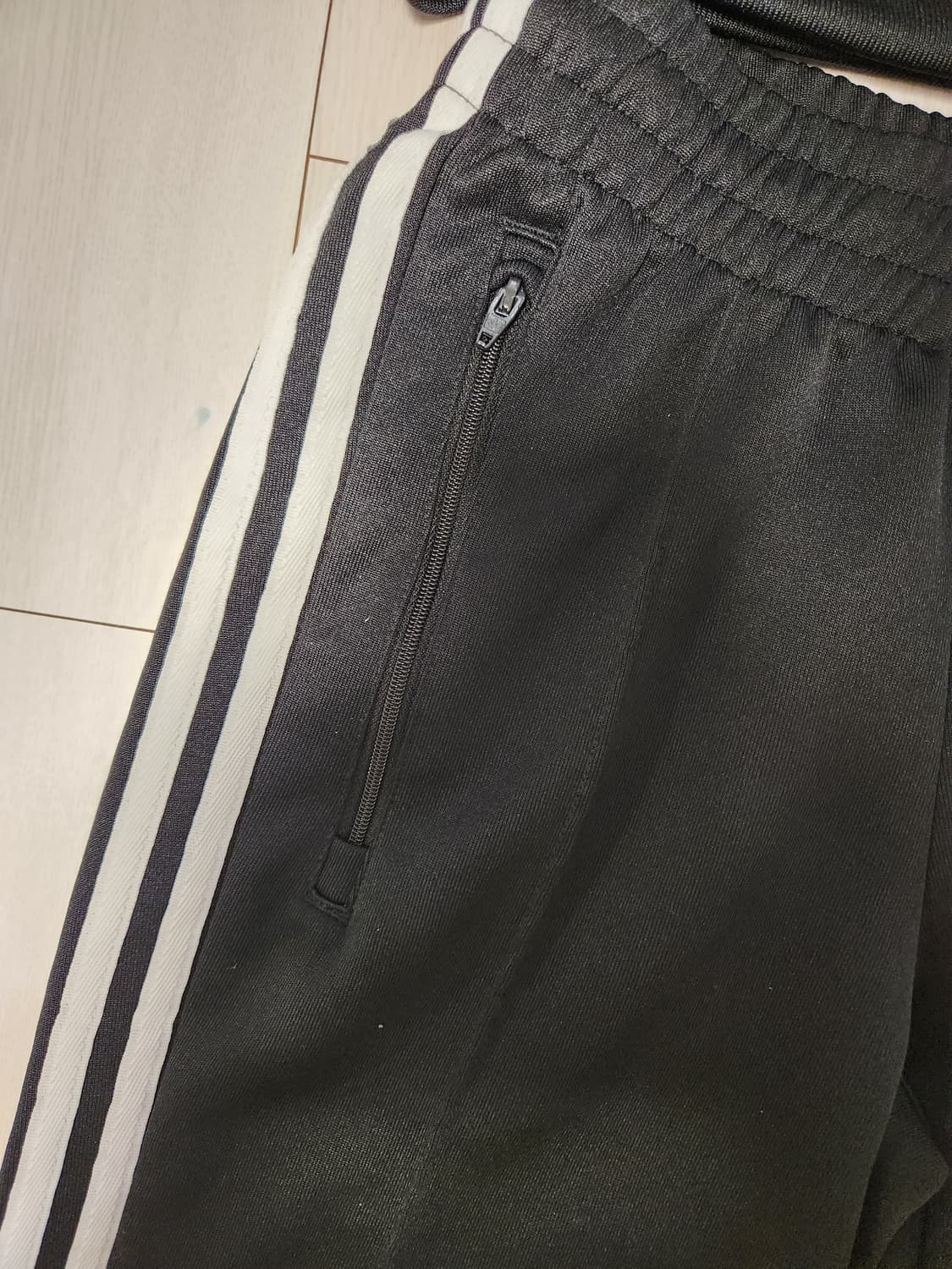 아디다스 블랙 삼선 트레이닝복 상하의 세트xs

아디다스 블랙 삼선 트레 상품이미지6