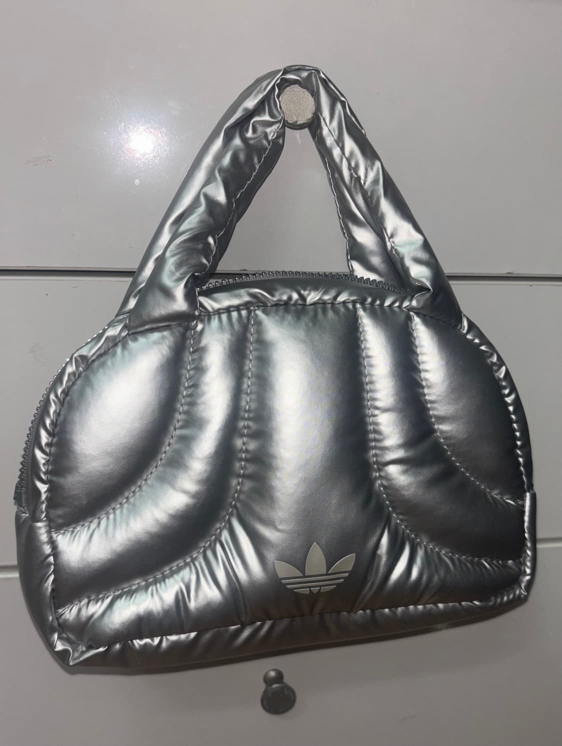 아디다스 Adidas 메탈릭 실버 미니 볼링백 상품이미지1