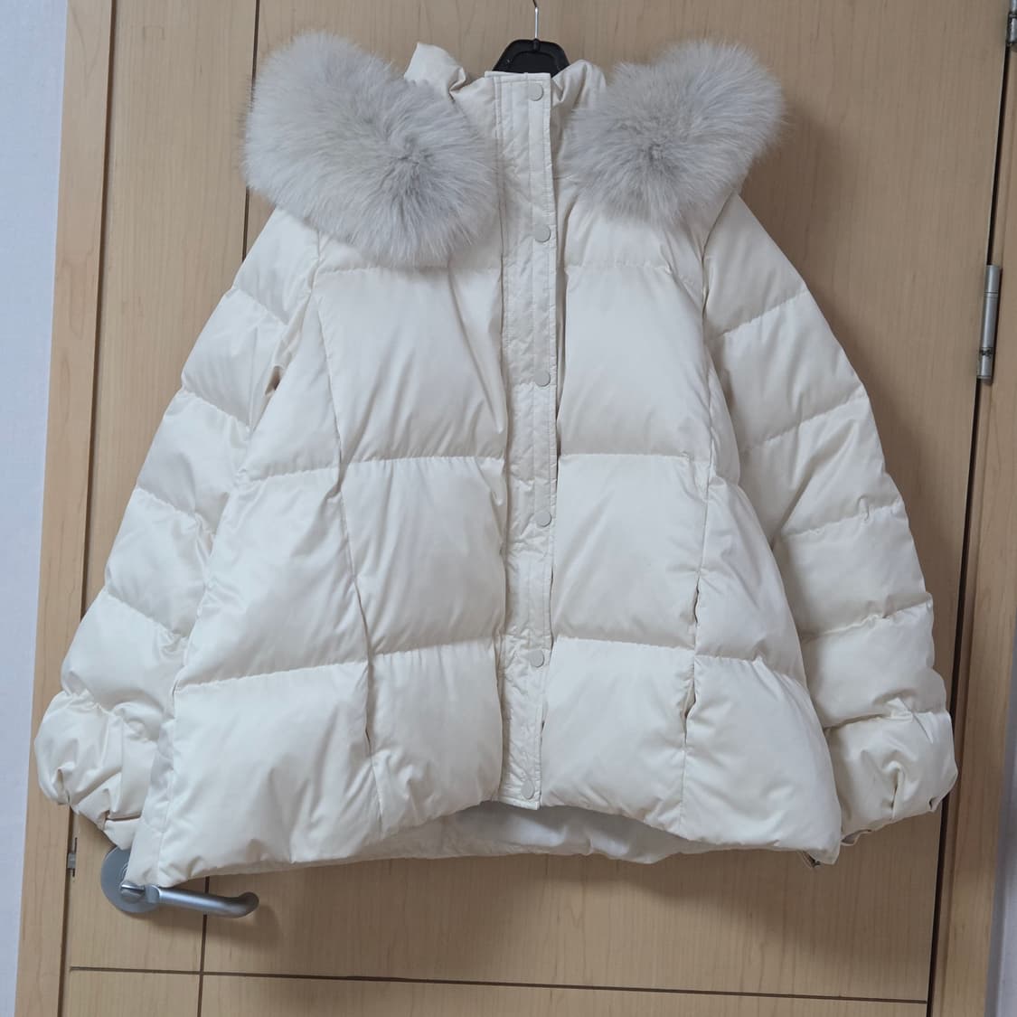 새상품) 어라운드율 안젤리나 구스 패딩 크림 베이지 컬러 A라인 폭스퍼 상품이미지7