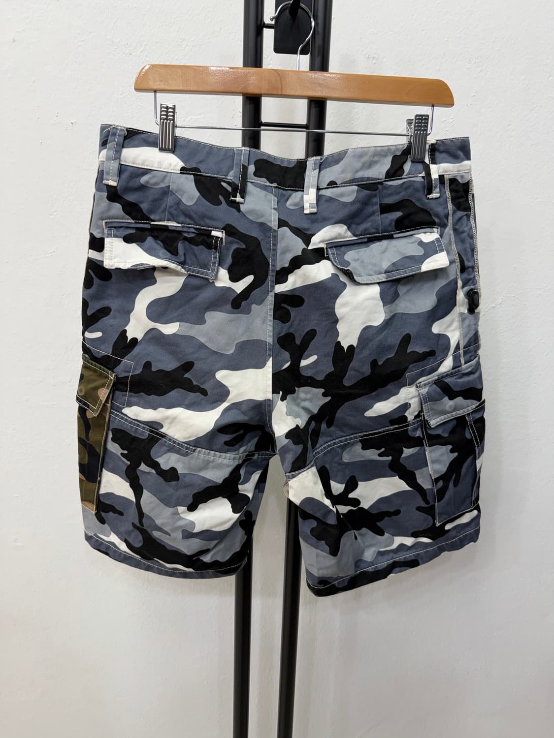 매장판정품) 발렌티노 남성 카모 반바지 48 상품이미지5