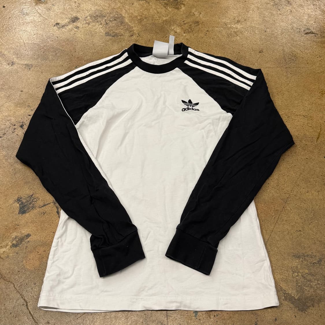 아디다스 흰검 배색 롱슬리브 긴팔티셔츠 상품이미지2
