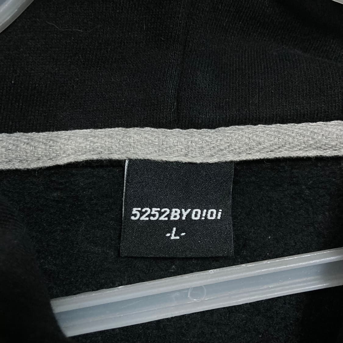 오아이오아이 스펠아웃 빅로고 블랙 후드티 상품이미지2