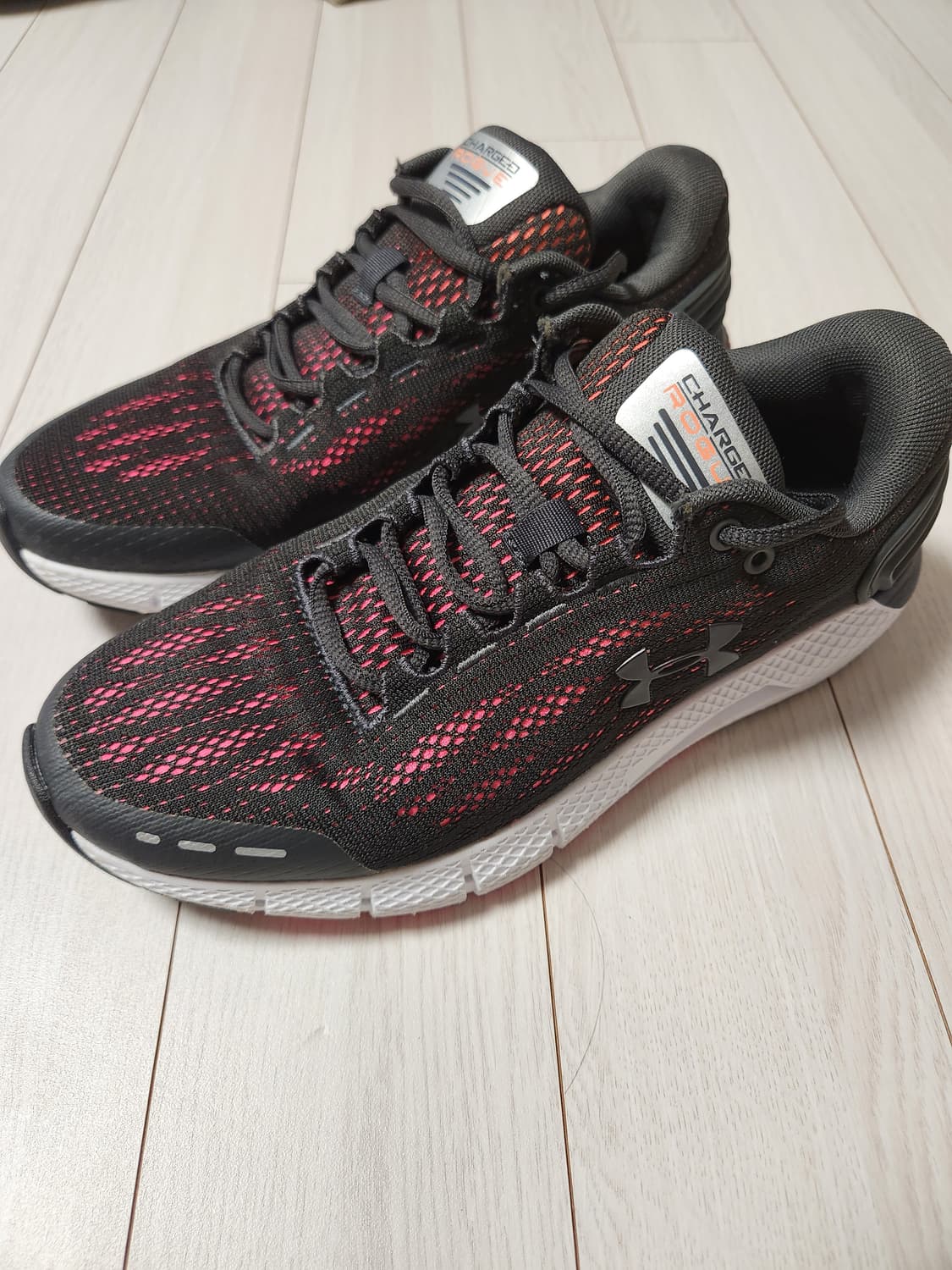 언더아머 운동화 차지드 로그 런닝화 헬스화 사이즈240

아웃솔 사용감외 상품이미지1