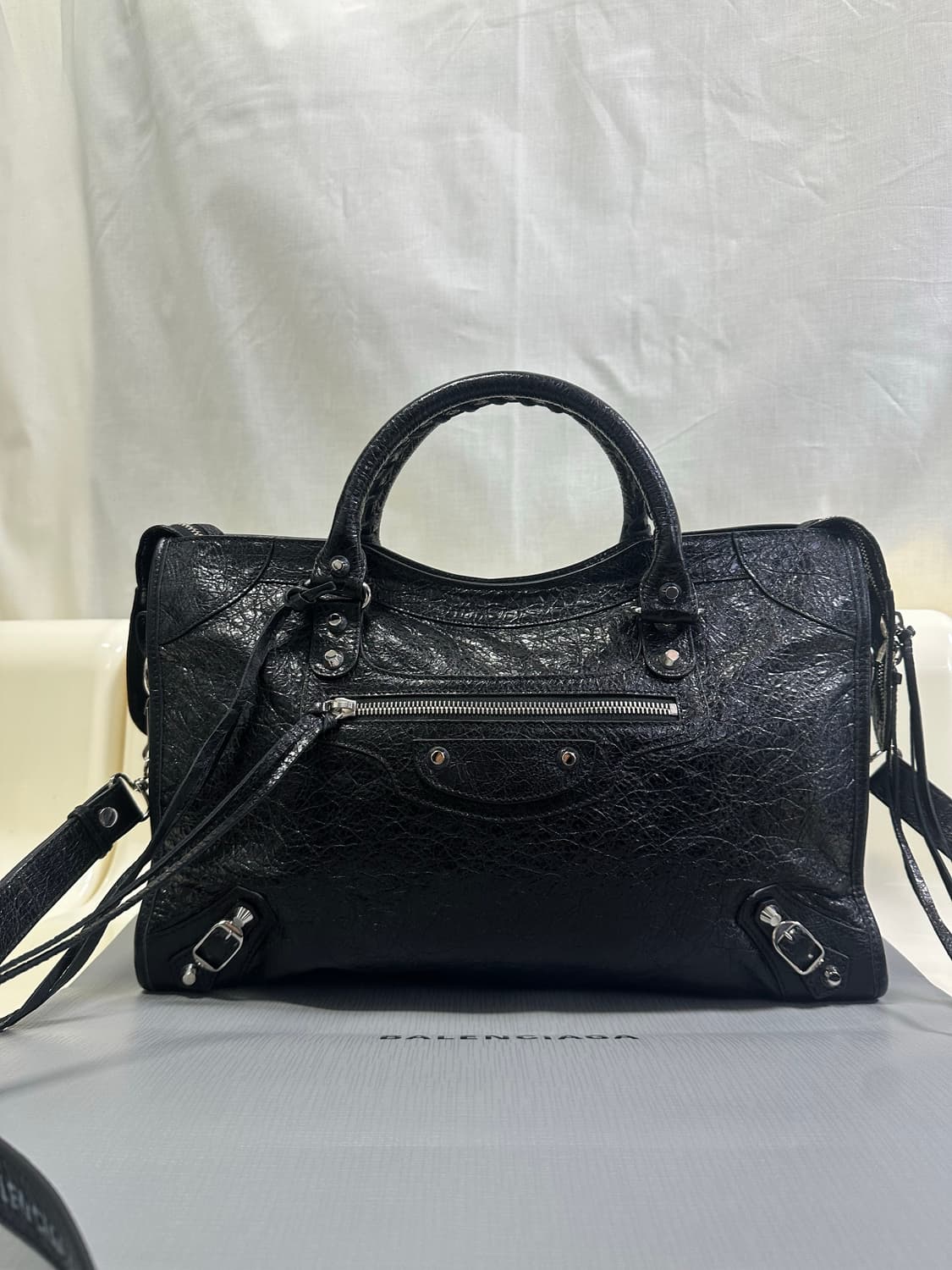 [새상품급 정품] 발렌시아가 시티 모터백 미디움 로고스트랩 상품이미지2