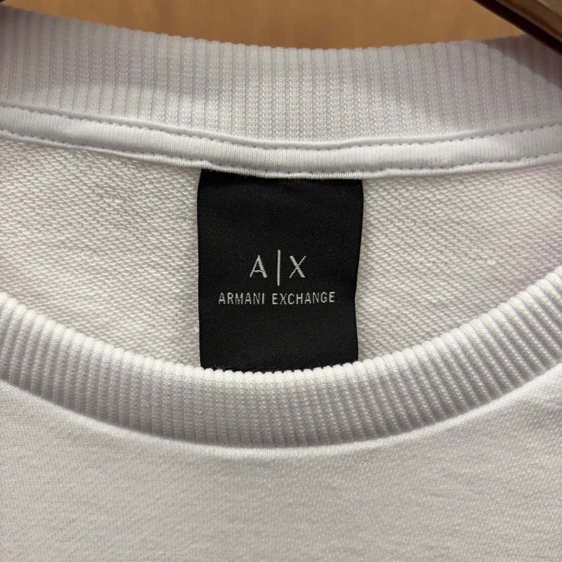 아르마니 익스체인지 맨투맨 시그니처 로고 자수 하이 로우 디테일 화이트 상품이미지6