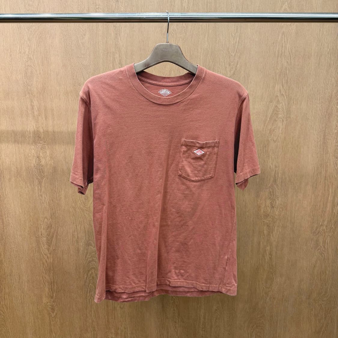 단톤 반팔 티셔츠 라운드넥 로고 자수 싱글 포켓 디테일 와인 브라운 상품이미지2