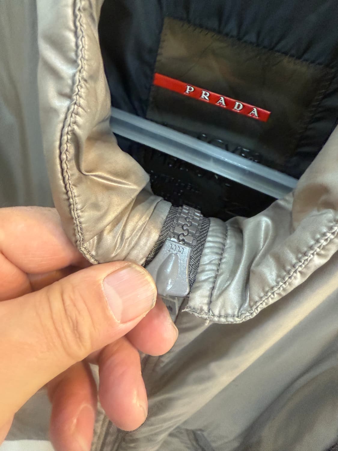 50/100-105 정품 프라다 경량패딩 팝니다 상품이미지3