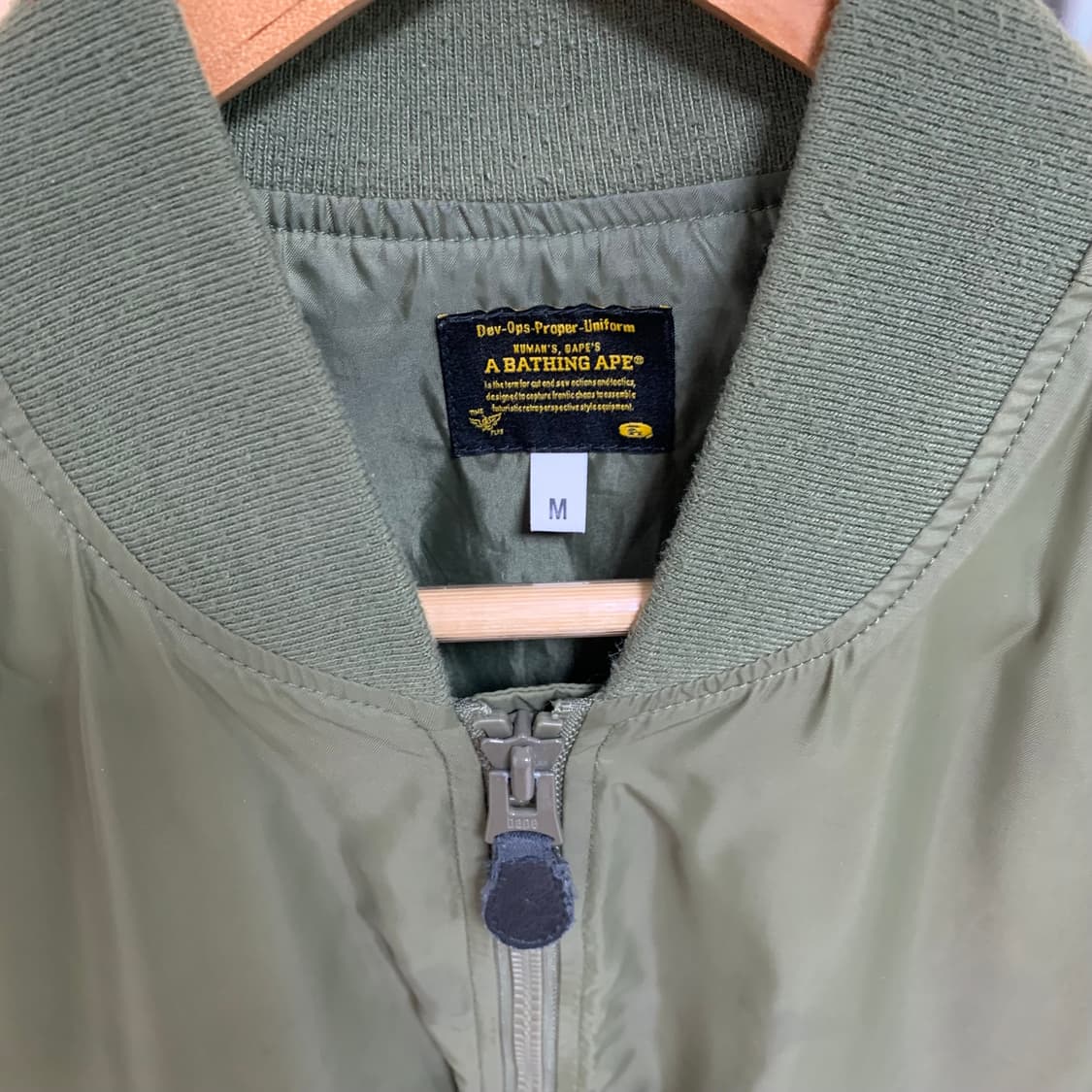 베이프 암 레터링 MA-1 봄버 자켓 카키 상품이미지3