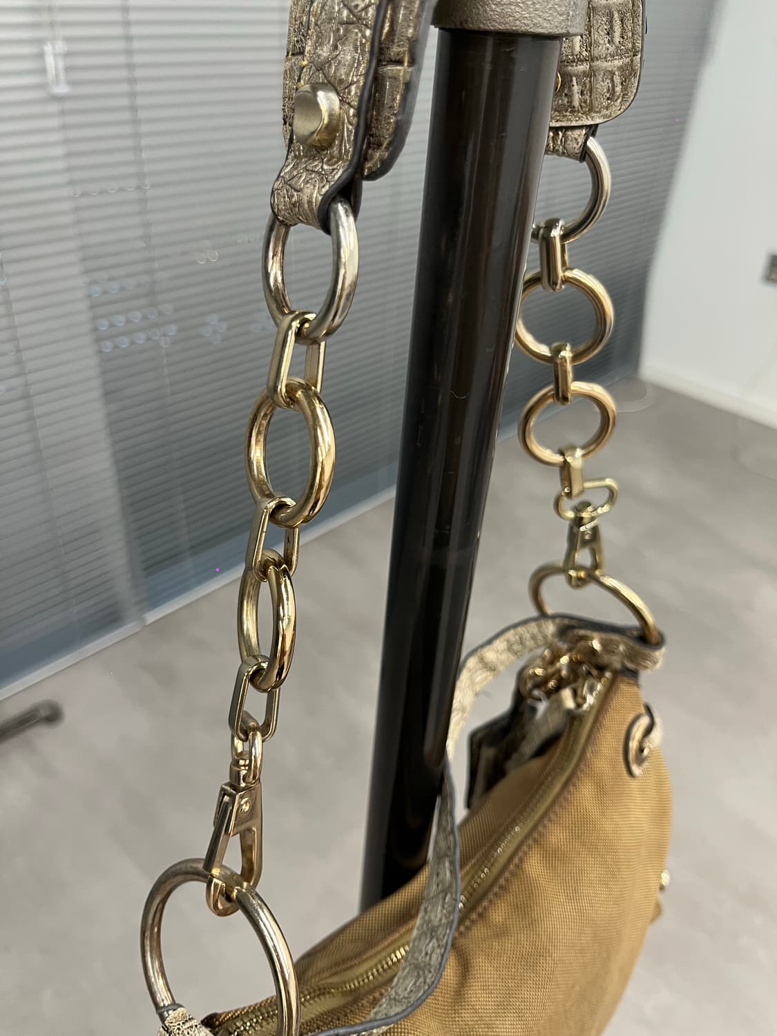 Guess beige key ring shoulder bag 상품이미지9