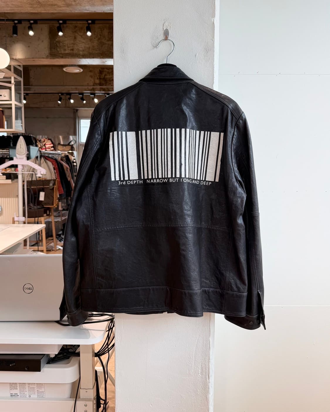 코모도 블랙 바코드 프린팅 쉽스킨 자켓  상품이미지7