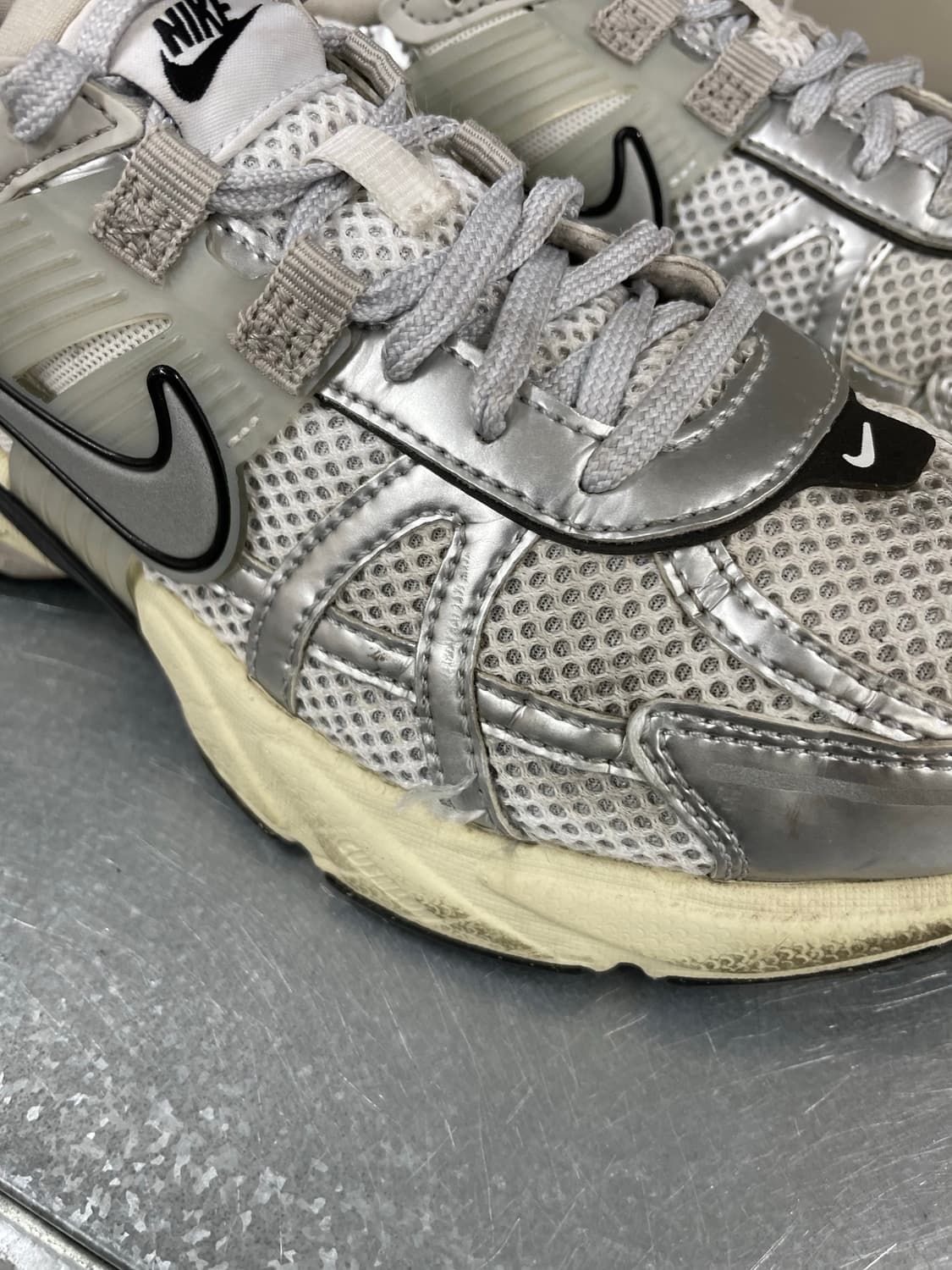 나이키 V2K 런 서밋 화이트 메탈릭 실버 235 상품이미지9