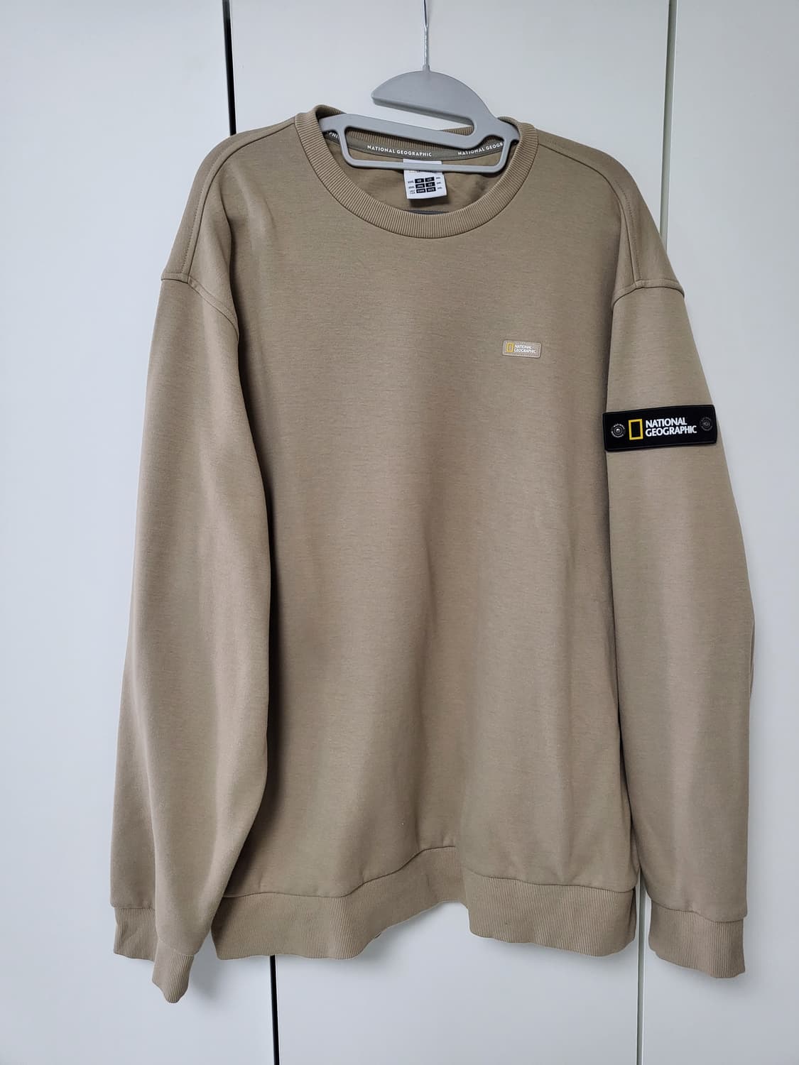 내셔널지오그래픽 백면 로고 그래픽 맨투맨 베이지 상품이미지2