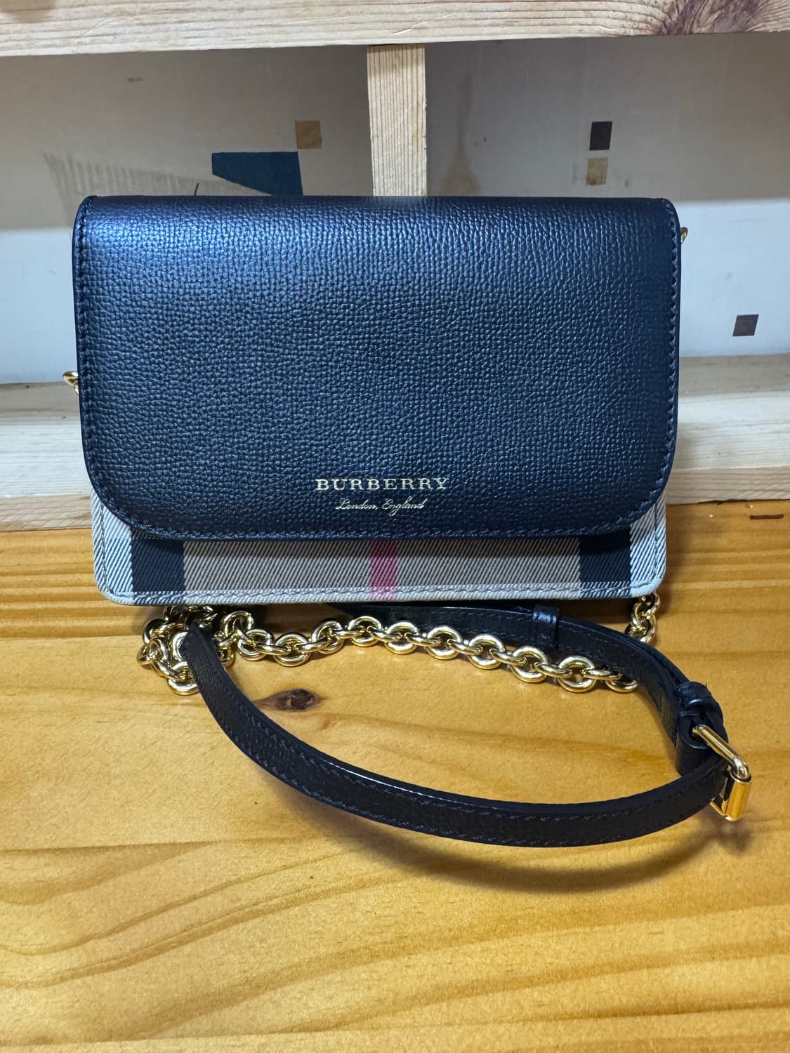 버버리 뉴햄프셔 블랙 레더 체인 크로스백 상품이미지1