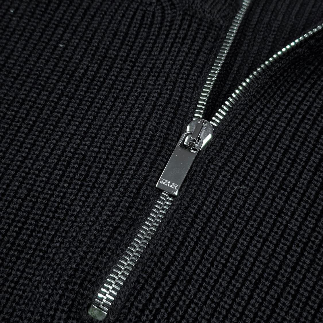 디올 로고패치 하프집업 니트 상품이미지4