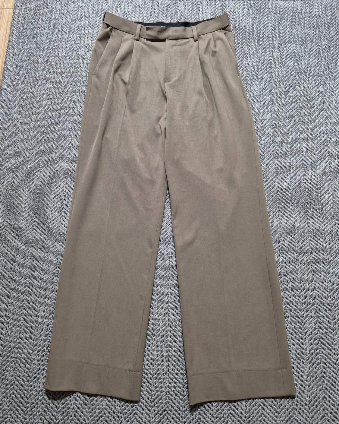 무신사스탠다드 리얼와이드핏 히든밴딩 슬랙스 29 더스티베이지 상품이미지1