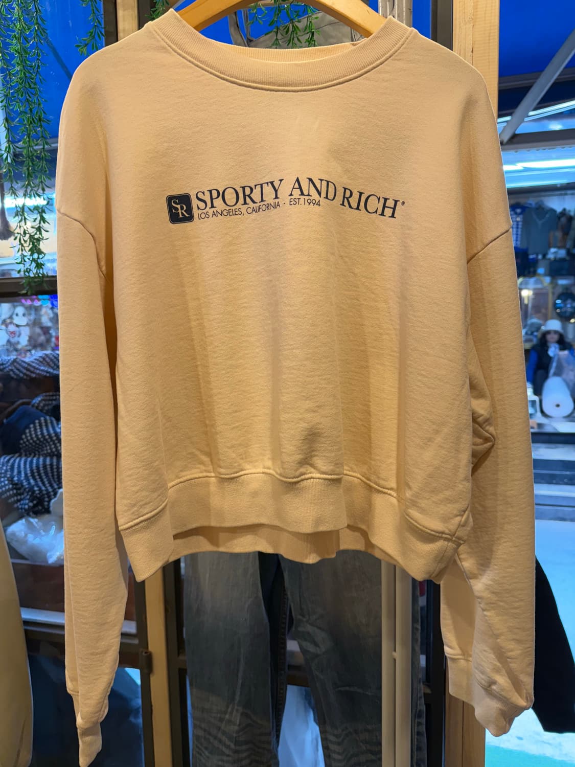 스포티앤리치 크롭 맨투맨 크림 상품이미지1