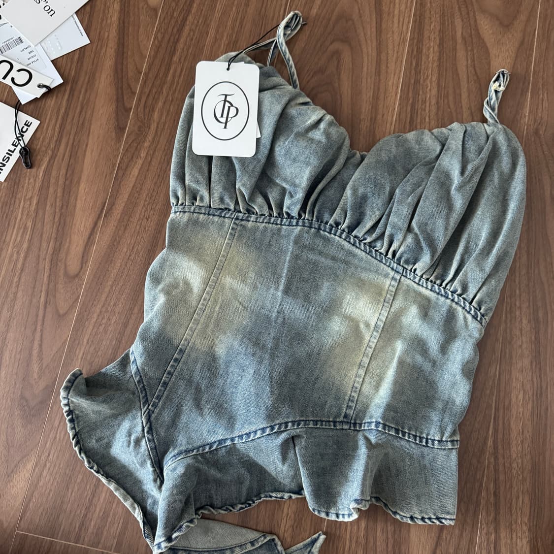 탑걸 데님 튜브탑 DENIM RUFFLE SLEEVELESS TOP 상품이미지6